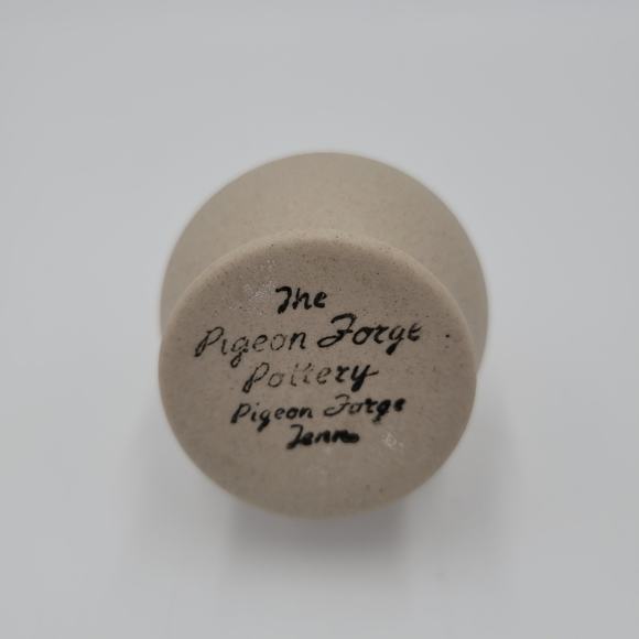 Pigeon Forge‎ Pottery Tenn. 3.5" Beige With Embossed White Flower Miniature Vase - Picture 2 of 5